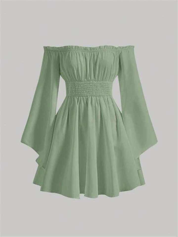Clothing, Green, Sleeve, Shoulder, Human leg, Standing, Joint, Bag, Style, Waist, Clothing, Green, Sleeve, Shoulder, Human leg, Standing, Joint, Bag, Style, Waist,