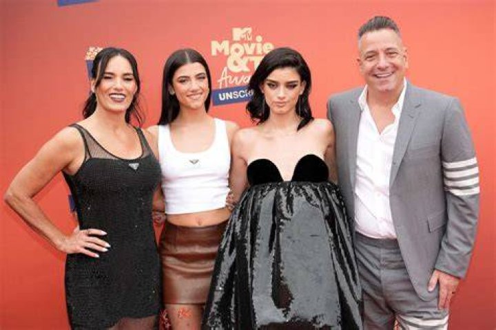 Heidi D'Amelio, Dixie D'Amelio, Charli D'Amelio, and Marc D'Amelio attend the 2021 MTV Video Music Awards