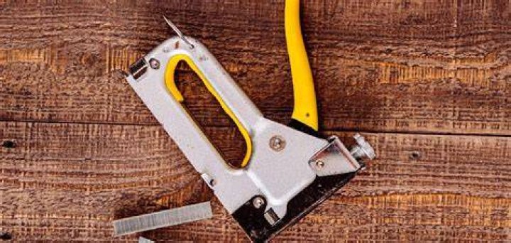 How do you fix a spring on a staple gun?