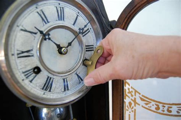 How do you spell wind wind up a clock?
