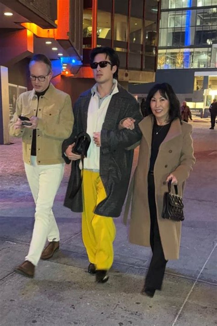 Kate-Hudson,-How-To-Lose-a-Guy-in-10-Days,-Hollywood-Costume-V&A <p>Kate Hudson wears a yellow dress designed by Karen Patch in 'How To Lose A Guy In 10 Days'.</p>