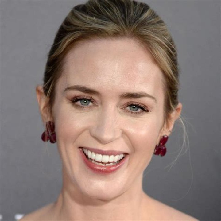 Kate-Winslet,-Titanic,-20TH-CENTURY-FOX-PARAMOUNT-THE-KOBAL-COLLECTION <p>Kate Winslett wears a full length white suit with matching hat and accessories designed by Deborah L Scott in 'Titanic'.</p>