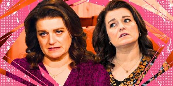 Robyn Brown wears a pink blazer on the set of 'Sister Wives' One-on-One reunion for TLC.