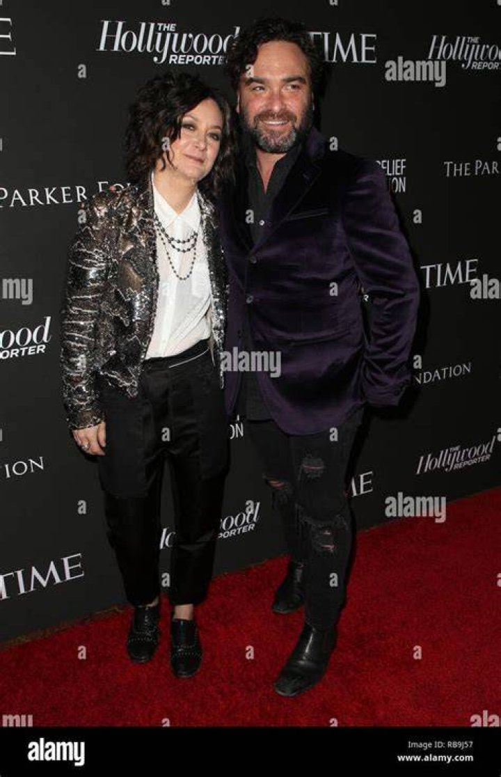 Sara Gilbert and Johnny Galecki smiling