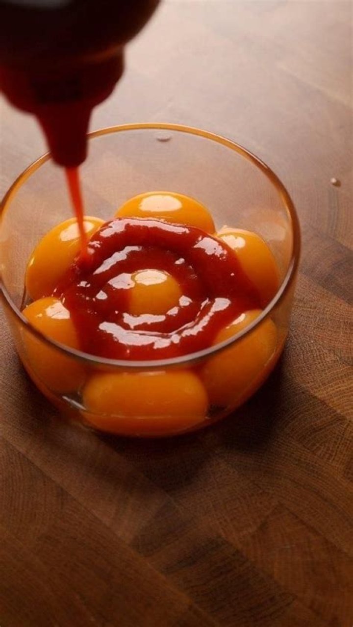 Why Blend Egg Yolks With Hot Water Before Adding It To Sauce? (Solution)